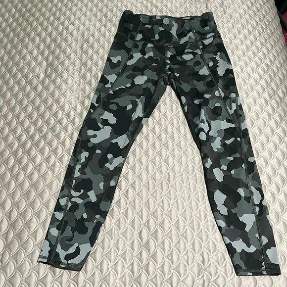 Athleta Lightning Camo 7/8 Tight- S - Picture 3 of 8